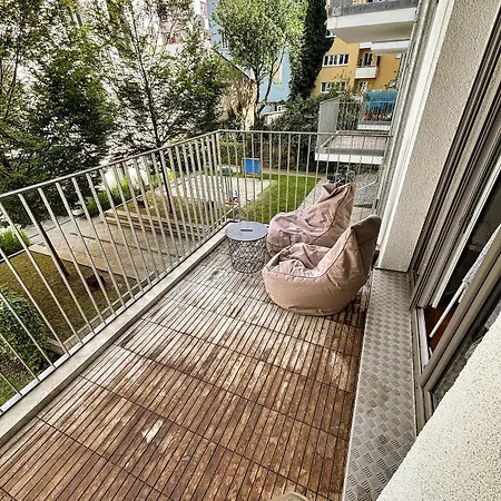 3 Rooms, 9 Min To Centre By Feet *